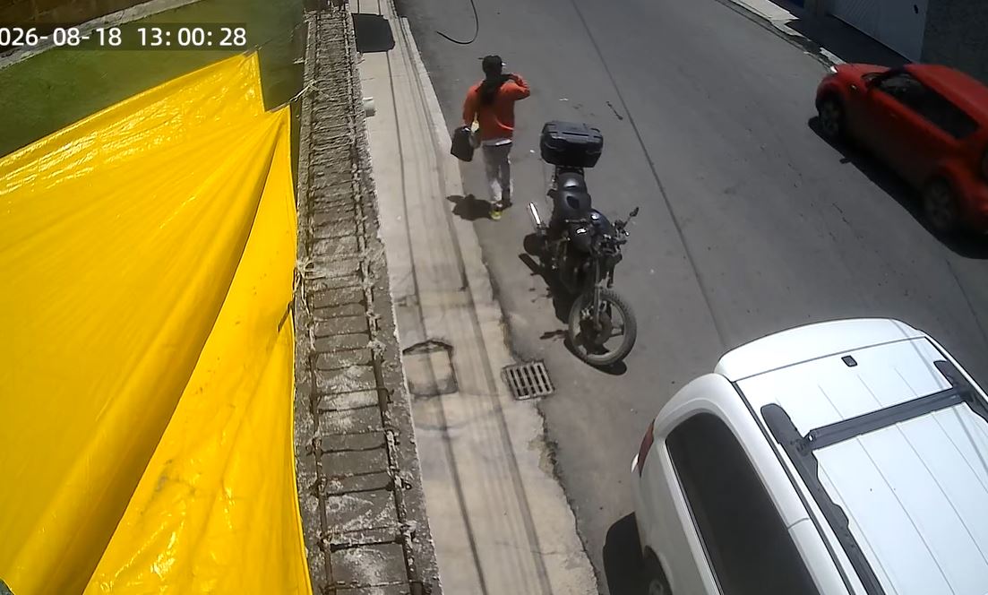Inseguridad en Tizayuca: captan a delincuente robando la batería de una moto a plena luz del día