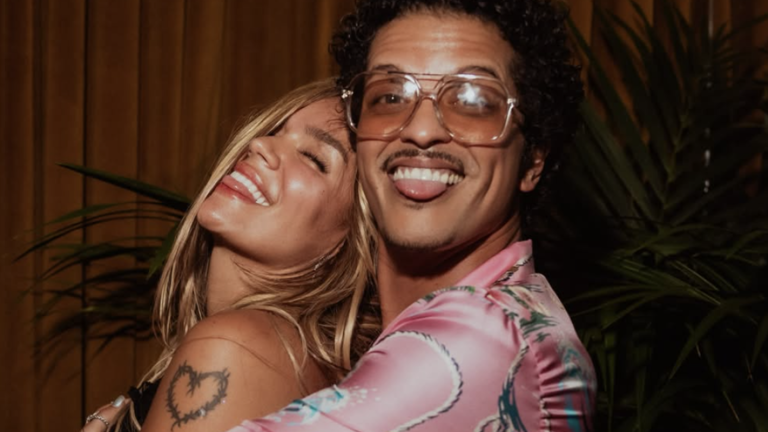 Intercambio de mensajes y fotografías entre Karol G y Bruno Mars enciende las redes con sospechas de noviazgo