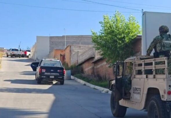 Investigan homicidio de un hombre hallado con heridas de arma blanca en terreno baldío de Chihuahua