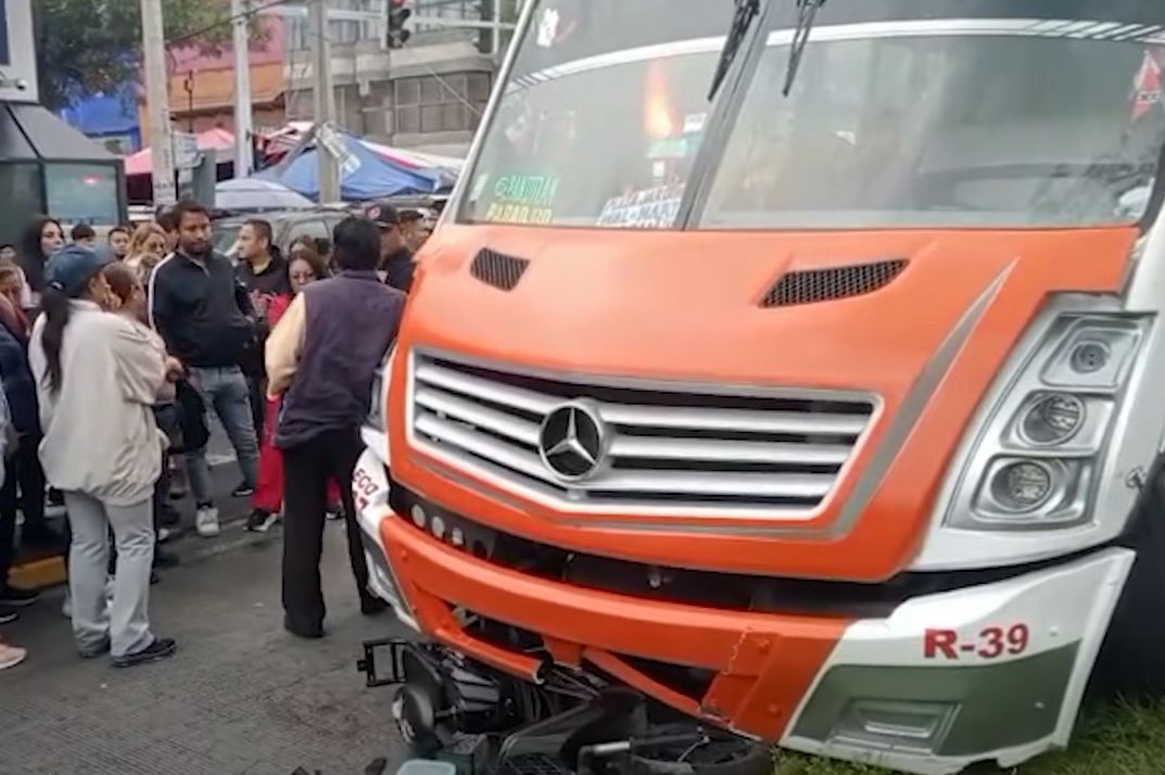 Joven resulta gravemente herida tras ser arrollada por un autobús en carril confinado del Mexibús