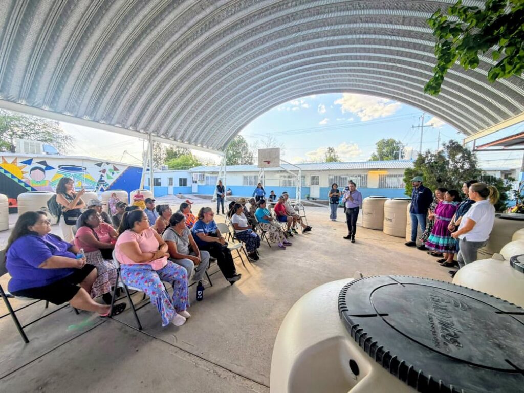 Entrega JMAS Chihuahua tinacos a comunidades indígenas de las colonias Tarahumara y Porvenir II