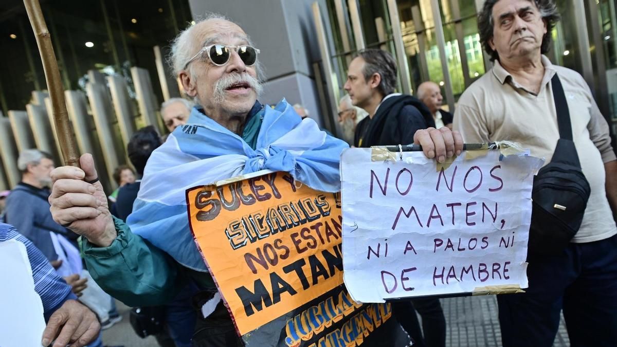La crisis de deuda en Argentina golpea a millones mientras el presidente minimiza el impacto