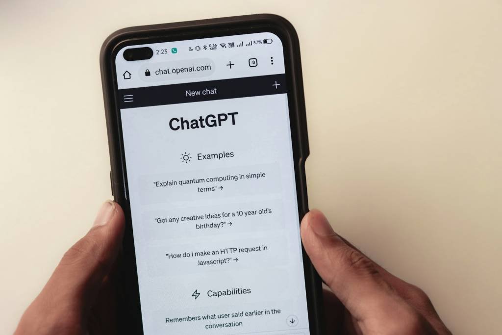 La Unión Europea clasifica a ChatGPT como buscador gigante y le exige cumplir estrictas normativas