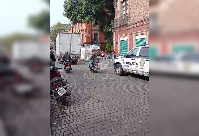 Localizan a un hombre sin vida dentro de una jardinera en el Centro Histórico