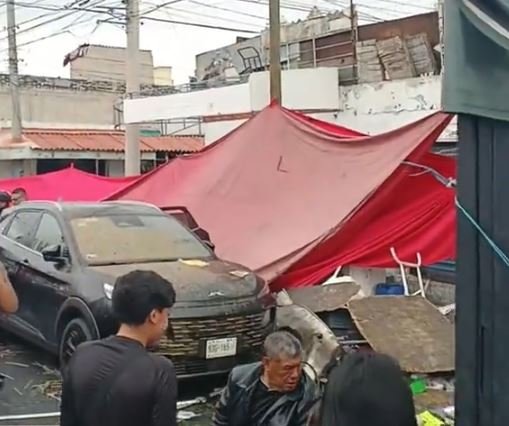 Menor de edad pone en marcha camioneta y embiste a comensales en municipio mexiquense