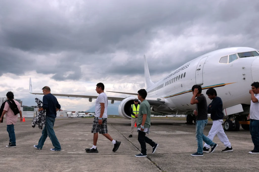Migrantes mexicanos en Estados Unidos son deportados de forma irregular hacia Centroamérica