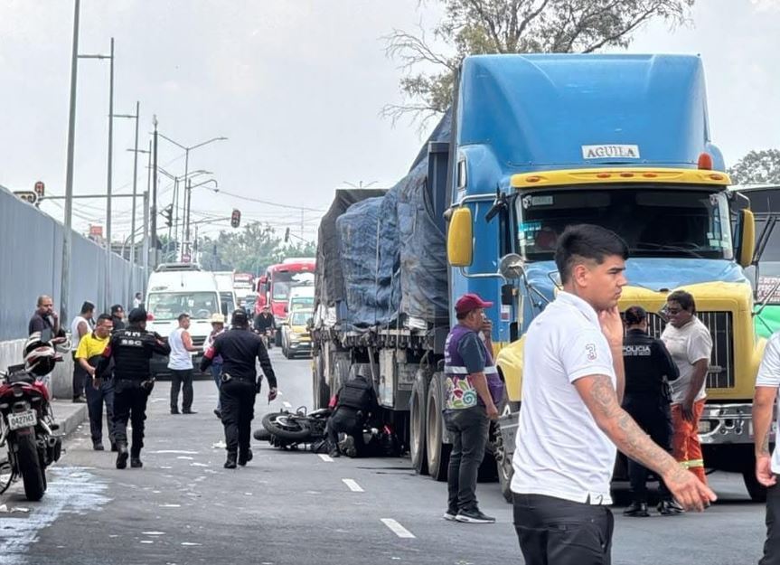 Motociclista de 19 años debate entre la vida y la muerte tras ser embestida por un tráiler en Iztacalco