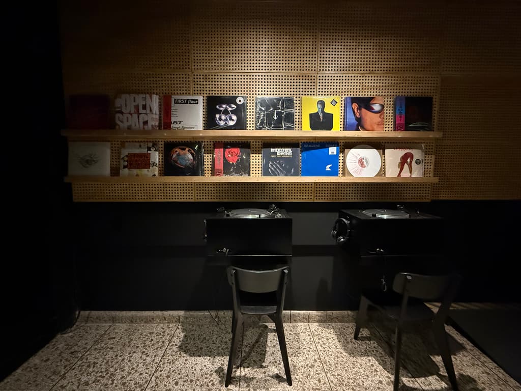 Nuevo santuario del vinilo y la coctelería de alta fidelidad abre sus puertas en la colonia Roma