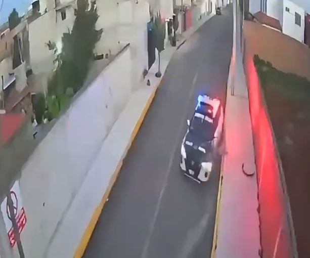 Patrulla policial destruye vía recién pavimentada horas después de su inauguración oficial