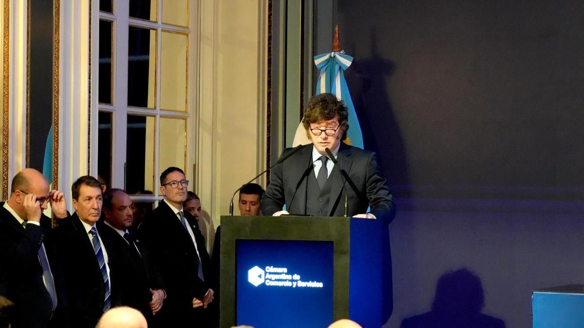 Protestas en Buenos Aires contra la crisis de deuda mientras Milei defiende su plan económico