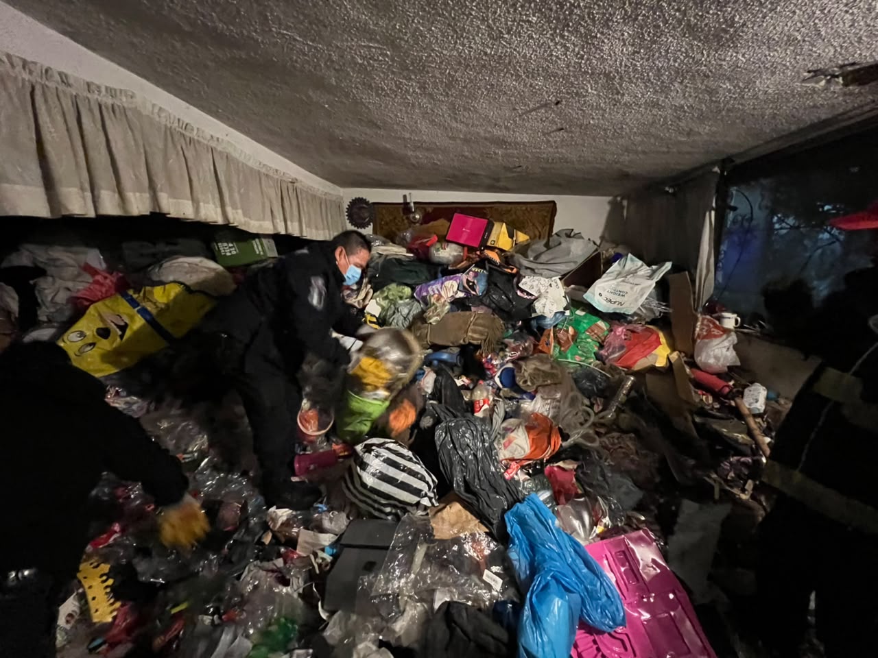 Rescatan en Tlalnepantla a adulto mayor enfermo que habitaba en condiciones extremas de acumulación