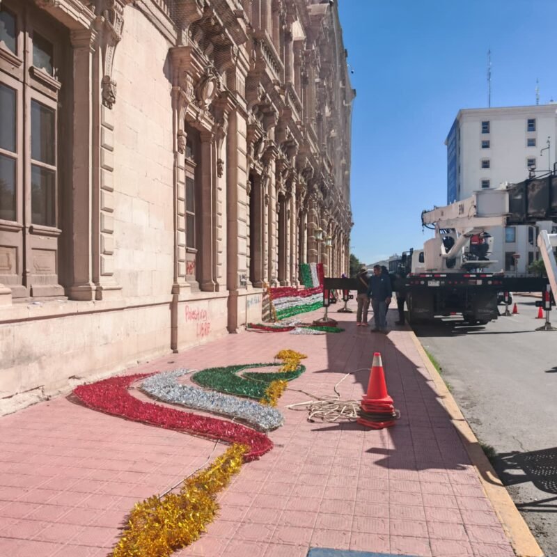 Restringen paso peatonal en Palacio de Gobierno por la colocación de la decoración patria