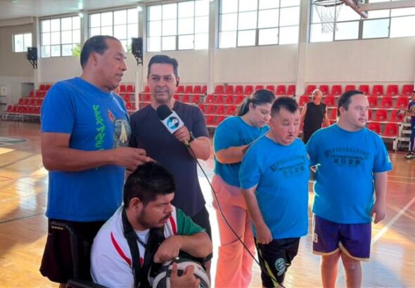 Sahir Rentería se une al baloncesto inclusivo junto a los campeones internacionales de El Aliviane