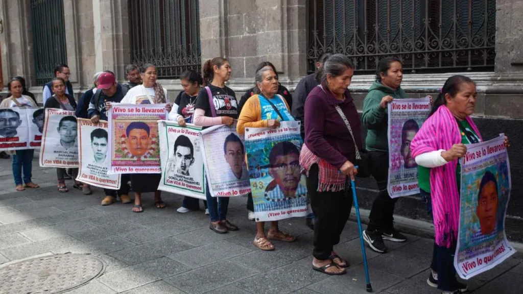Sheinbaum ordena informe de caso Ayotzinapa