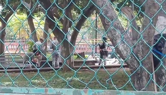 Tragedia en espacio público: hallan el cuerpo sin vida de una mujer rodeada de envases etílicos