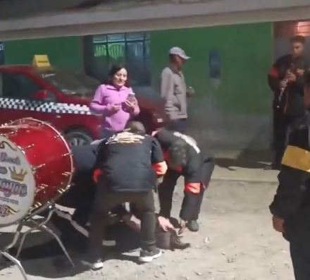 Tragedia en preparativos patronales: mujer fallece tras caer desde el bombo de una agrupación musical