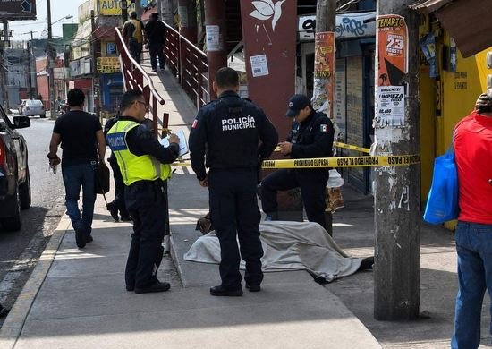 Trágico inicio de semana en Edomex: adulto mayor fallece al intentar cruzar puente peatonal