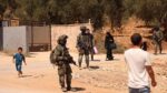 Tropas israelíes expulsan a familias palestinas de sus hogares tras una campaña de acoso de colonos en Cisjordania