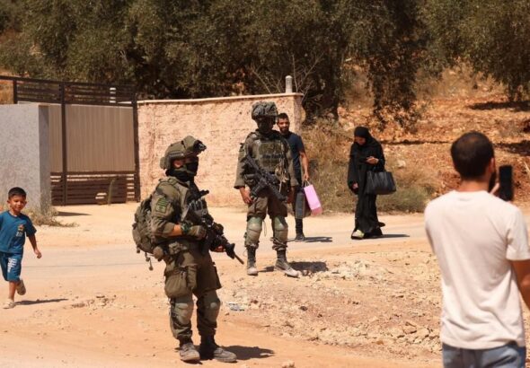 Tropas israelíes expulsan a familias palestinas de sus hogares tras una campaña de acoso de colonos en Cisjordania