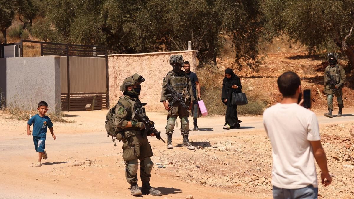 Tropas israelíes expulsan a familias palestinas de sus hogares tras una campaña de acoso de colonos en Cisjordania