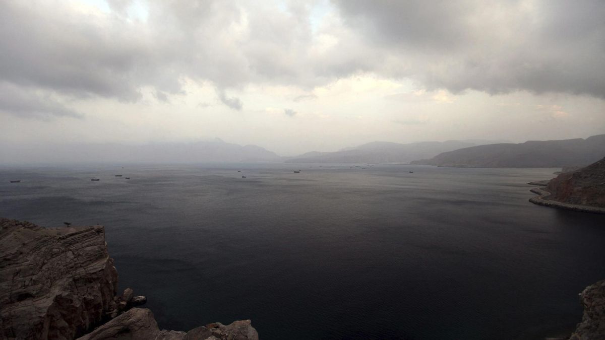 Un buque mercante sufre un ataque con proyectil en el estrecho de Ormuz y registra al menos un marinero muerto