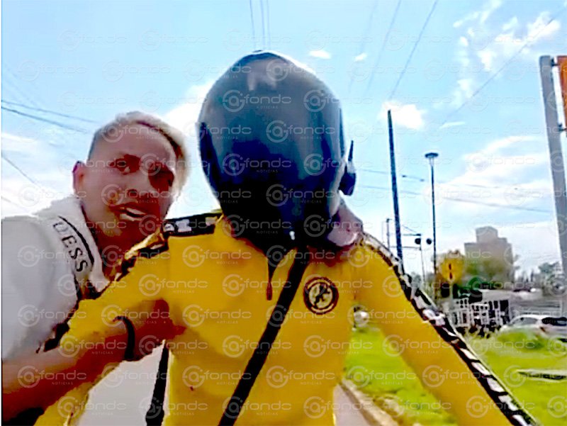 Un ladrón finge ser pasajero y aborda la motocicleta de un motociclista para huir de la policía