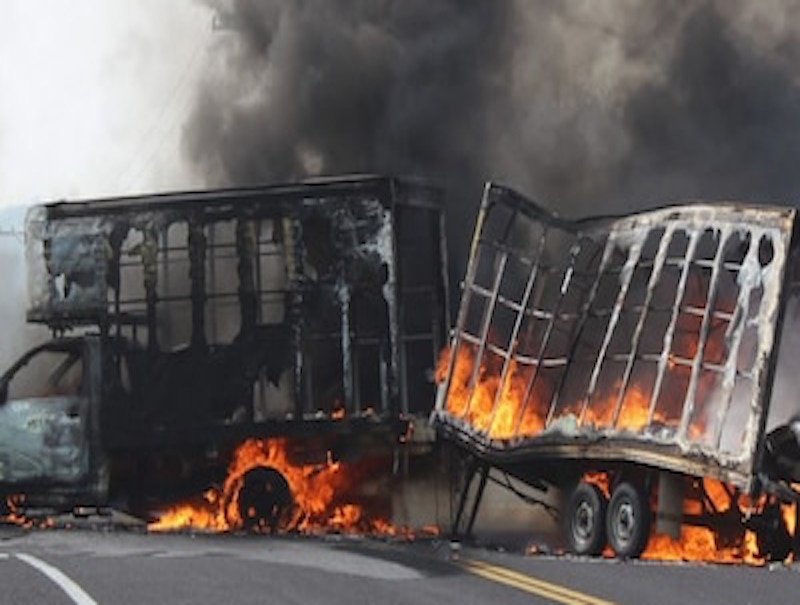 Violentos bloqueos y nueve detenidos deja fuerte operativo federal contra el cártel en Michoacán