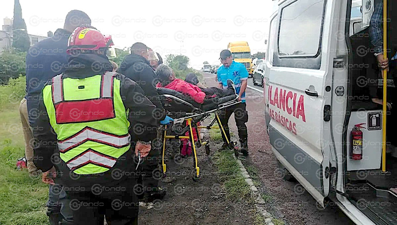 Vuelca autobús de pasajeros en la autopista México-Pirámides y deja un saldo de once heridos
