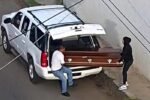 Abandonan ataúd con restos humanos embalsamados en las inmediaciones de una terminal aérea en Michoacán