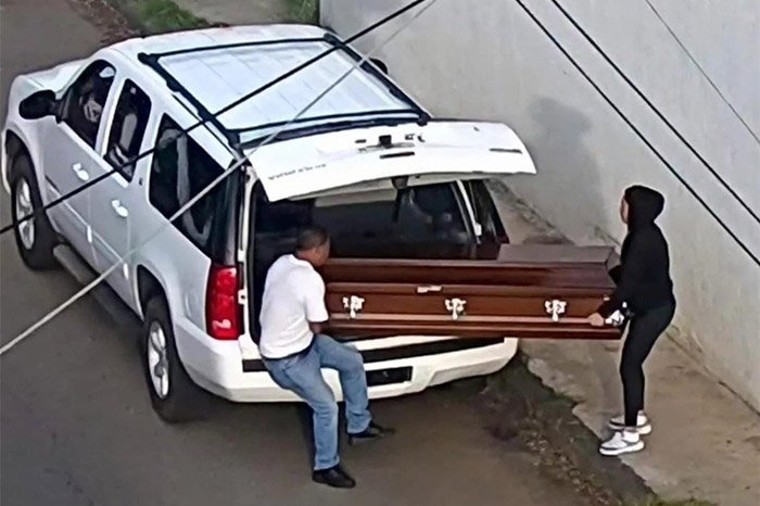 Abandonan ataúd con restos humanos embalsamados en las inmediaciones de una terminal aérea en Michoacán
