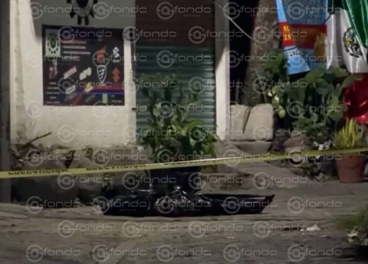 Abandonan cadáver envuelto en plásticos desde un vehículo en calles de Cuernavaca