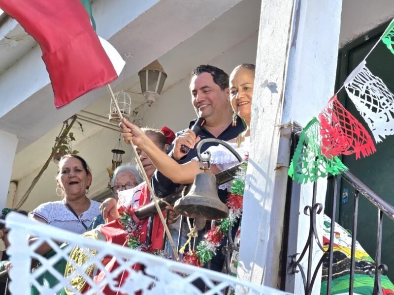 Abuelos de Villa Juárez conmemoran la independencia en un convivio especial con Alan Falomir