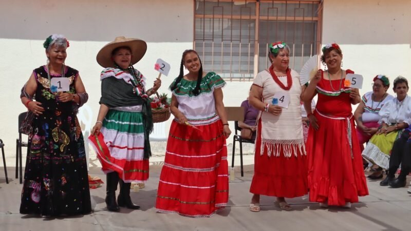 adultos mayores conmemoran el 216 aniversario de la independencia con coronación y danza tradicional