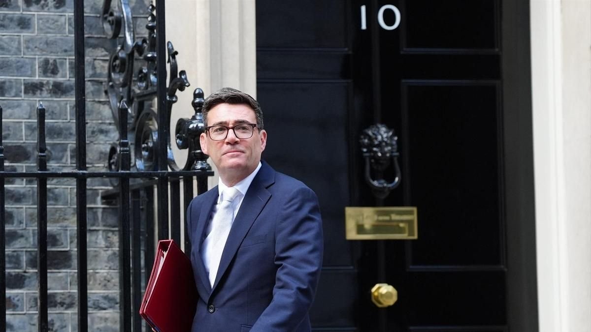 Andy Burnham arremete contra las políticas británicas heredadas desde los años 80 en su debut parlamentario