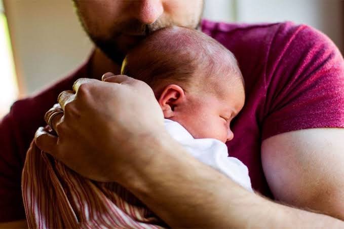 Aprobada la ampliación del permiso de paternidad a un mes en casos con complicaciones médicas