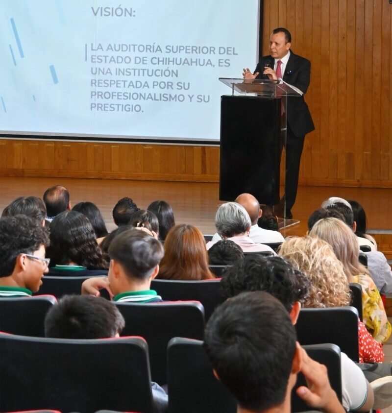 Auditor superior destaca valores éticos ante jóvenes y entrega unidades vehiculares al Conalep