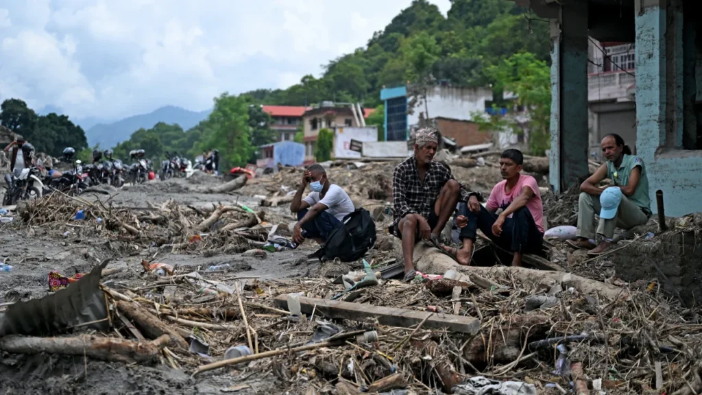 Aumenta la cifra de fallecidos y desaparecidos tras trágica avalancha en la frontera entre Nepal y Tíbet