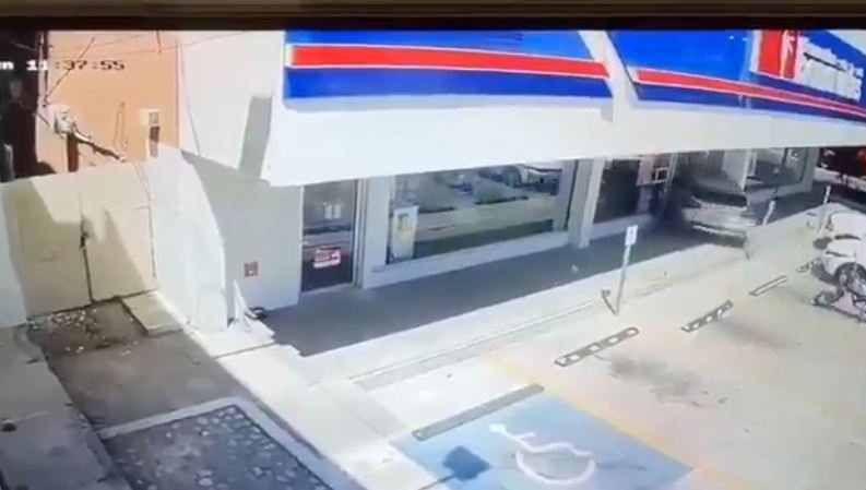 Automóvil conducido por adulto mayor de 93 años embiste a transeúnte e irrumpe en farmacia
