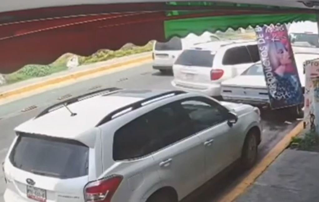 Borracho atropella a mecánico y escapa tras chocar múltiples vehículos en Nezahualcóyotl
