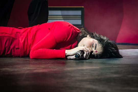 Bratty conquista el Teatro Metropólitan con un emotivo recorrido sonoro por su álbum hoshi