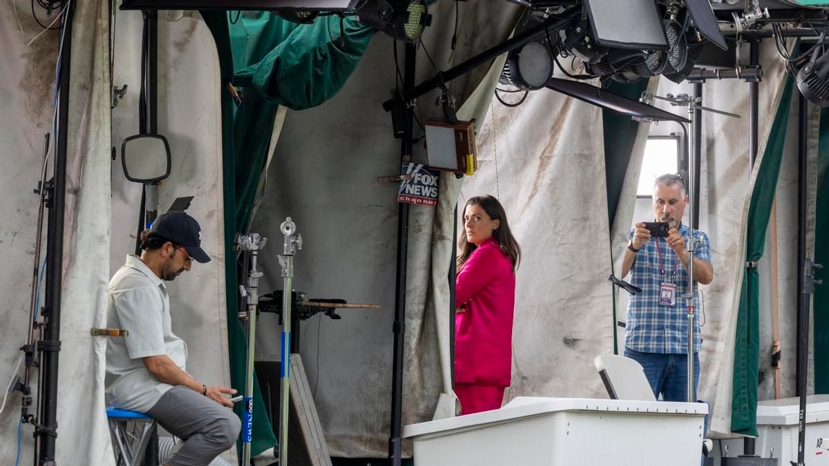 Cadenas de televisión boicotean a la Casa Blanca tras el veto judicialmente cuestionado a varios medios