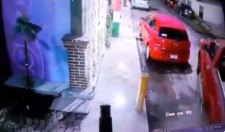 Cámaras de seguridad captan el robo exprés de una camioneta en la vía pública