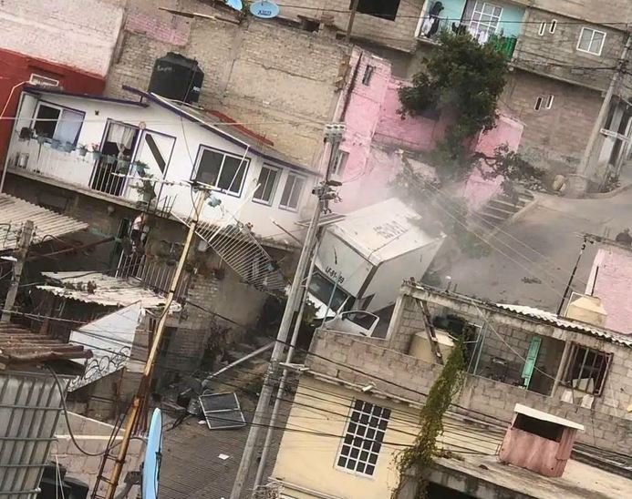 Camioneta de carga sin frenos colisiona contra vivienda en Ecatepec y deja personas lesionadas