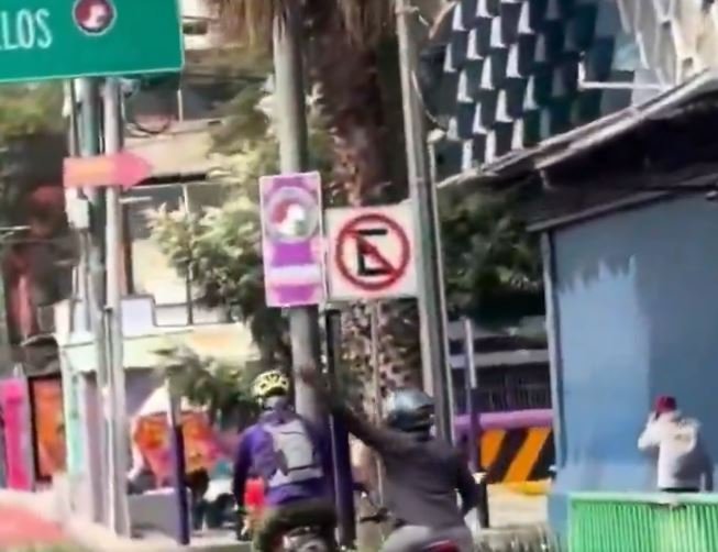 Captan en video a motociclista que invade ciclovía y agrede violentamente a ciclista en Benito Juárez