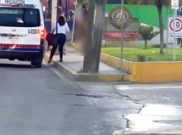 Captan en video momento en que hombre desnudo agrede a pasajera en parada de transporte