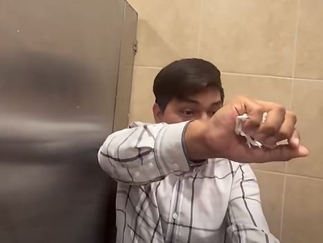 Capturan a hombre escondido dentro de sanitarios femeninos en centro comercial y lo enfrentan a golpes
