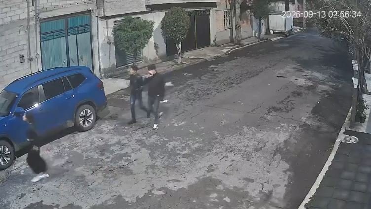 Capturan en video a grupo de jóvenes vándalos desinflando neumáticos en calles mexiquenses