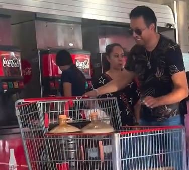 Cliente de Costco en Aguascalientes desata controversia tras llenar dos garrafones con el sistema de refresco ilimitado