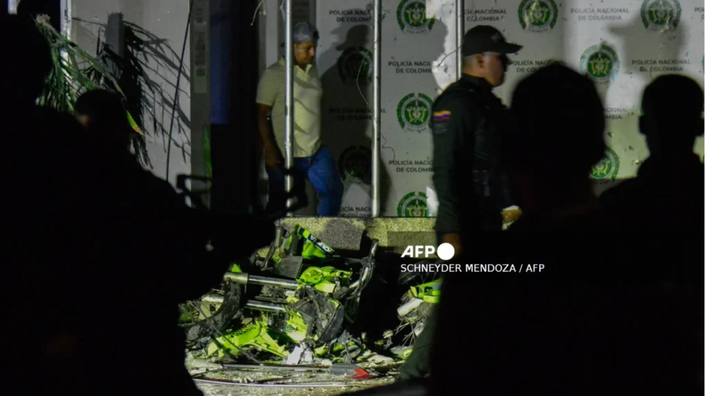 Coche bomba contra estación de policía de Colombia deja un muerto y 11 heridos