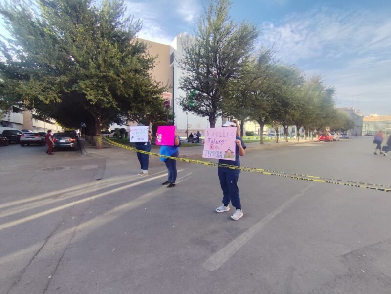 Colapso vial y oficinas gubernamentales bloqueadas por protestas de normalistas en el centro histórico